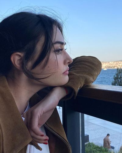 Esra Bilgiç seksi ifşa fotoğrafı 483