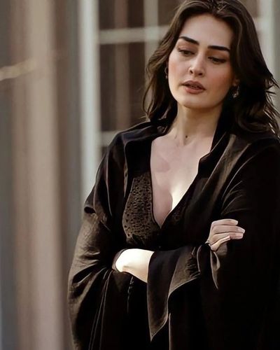 Esra Bilgiç seksi ifşa fotoğrafı 499