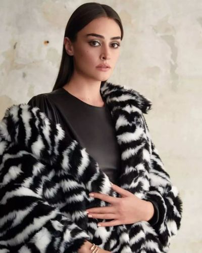 Esra Bilgiç seksi ifşa fotoğrafı 534