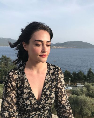 Esra Bilgiç seksi ifşa fotoğrafı 561