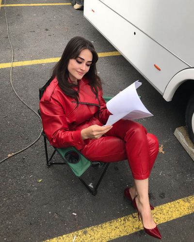 Esra Bilgiç seksi ifşa fotoğrafı 594