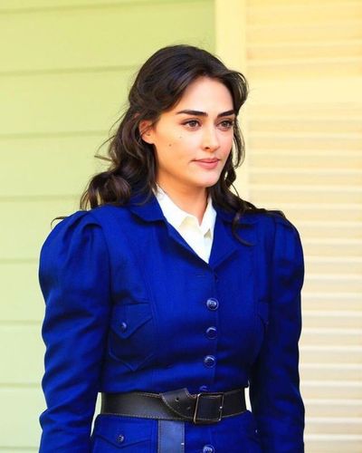 Esra Bilgiç seksi ifşa fotoğrafı 597
