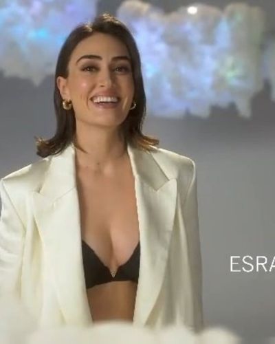 Esra Bilgiç seksi ifşa fotoğrafı 625