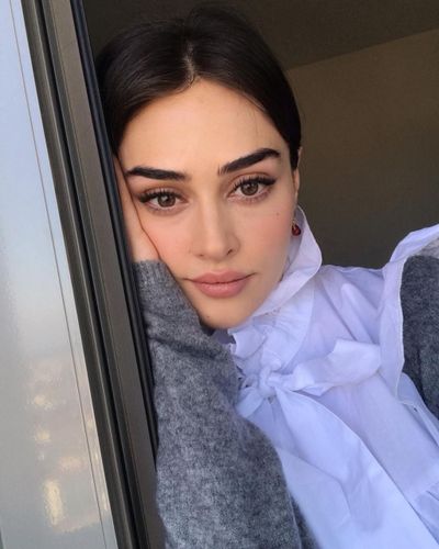 Esra Bilgiç seksi ifşa fotoğrafı 689
