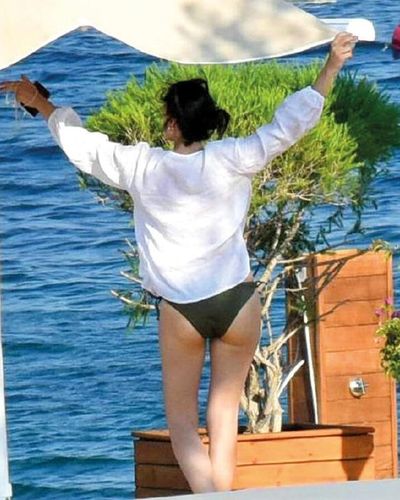 Esra Bilgiç seksi ifşa fotoğrafı 703