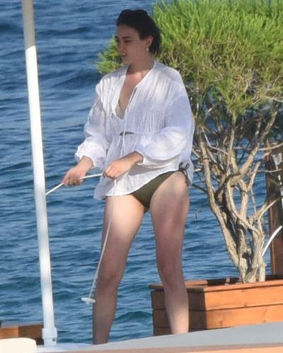 Esra Bilgiç seksi ifşa fotoğrafı 705