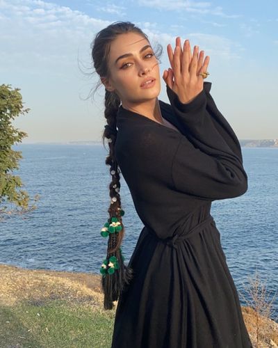 Esra Bilgiç seksi ifşa fotoğrafı 709