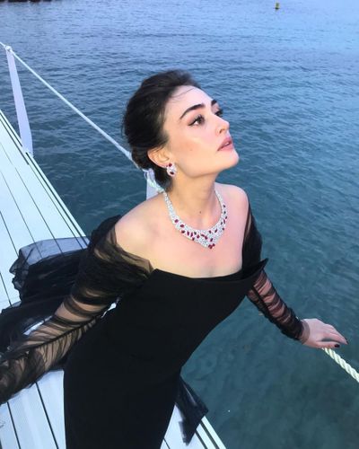 Esra Bilgiç seksi ifşa fotoğrafı 777