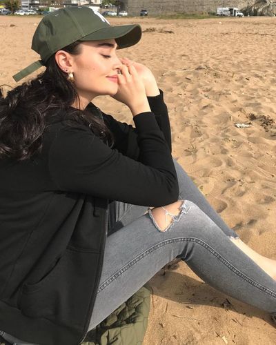 Esra Bilgiç seksi ifşa fotoğrafı 786