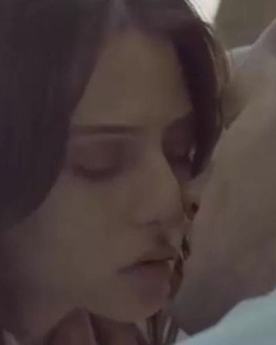 Ezgi Asaroğlu seksi ifşa fotoğrafı 6 — En Mutlu Olduğum Yer (2010)