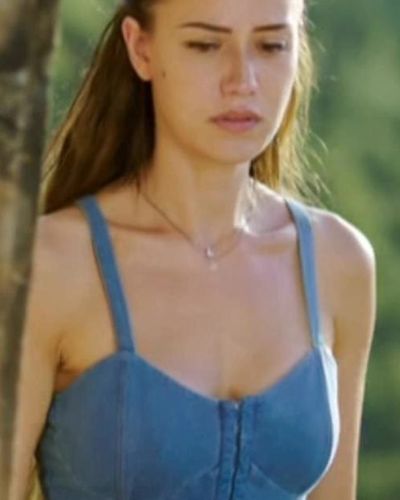 Fahriye Evcen Özçivit seksi ifşa fotoğrafı 3 — Aşk Sana Benzer (2015)