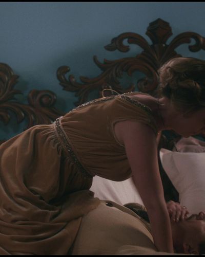 Farah Zeynep Abdullah seksi ifşa fotoğrafı 10 — Bihter (2023)