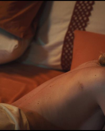Farah Zeynep Abdullah seksi ifşa fotoğrafı 13 — Bihter (2023)