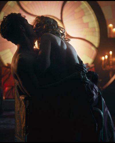Farah Zeynep Abdullah seksi ifşa fotoğrafı 4 — Bihter (2023)