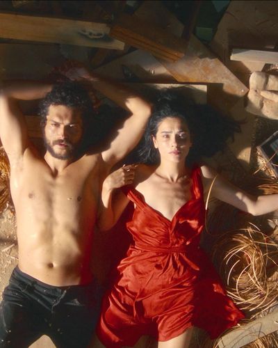 Funda Eryigit seksi ifşa fotoğrafı 3 — Ashes (2024)