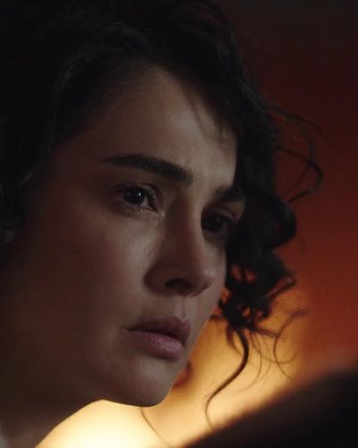 Funda Eryigit seksi ifşa fotoğrafı 15 — Chokehold (2023)