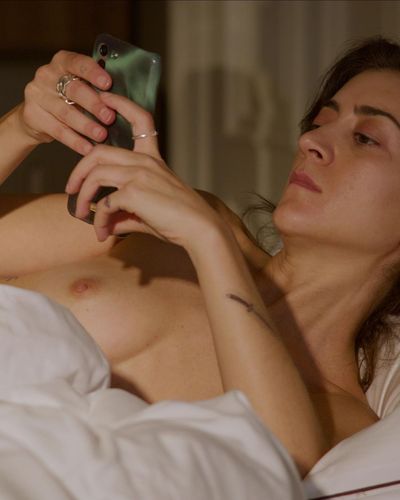 Gizem Erdogan seksi ifşa fotoğrafı 26 — Love & Anarchy (2020)