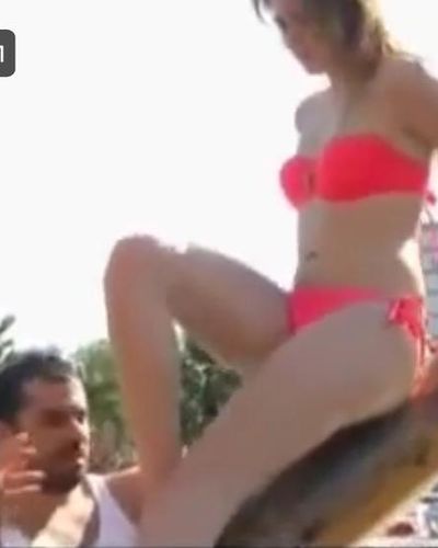 Gizem Karaca seksi ifşa fotoğrafı 10 — Gizem Karaca Sexy Bikini (2022)