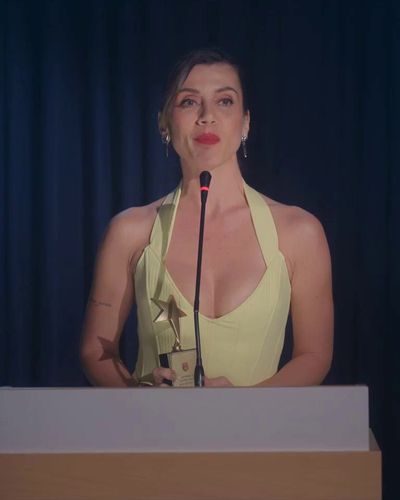 Gökçe Bahadır seksi ifşa fotoğrafı 2 — Geleceğe Mektuplar (2025)