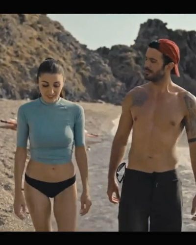 Hande Ercel seksi ifşa fotoğrafı 1 — Chasing The Wind (2025)