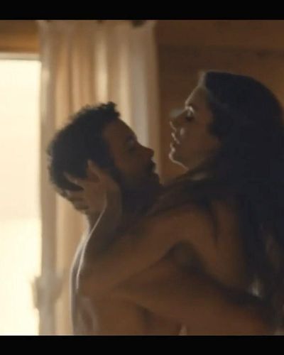 Hande Ercel seksi ifşa fotoğrafı 2 — Chasing The Wind (2025)