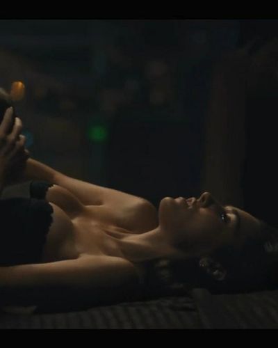Hande Ercel seksi ifşa fotoğrafı 4 — Chasing The Wind (2025)
