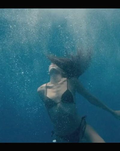 Hande Ercel seksi ifşa fotoğrafı 7 — Chasing The Wind (2025)