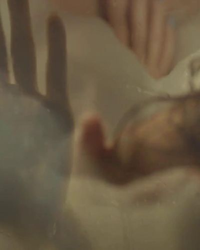 Hande Ercel seksi ifşa fotoğrafı 16 — Love Is In The Air (2020)