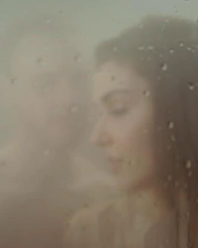 Hande Ercel seksi ifşa fotoğrafı 17 — Love Is In The Air (2020)
