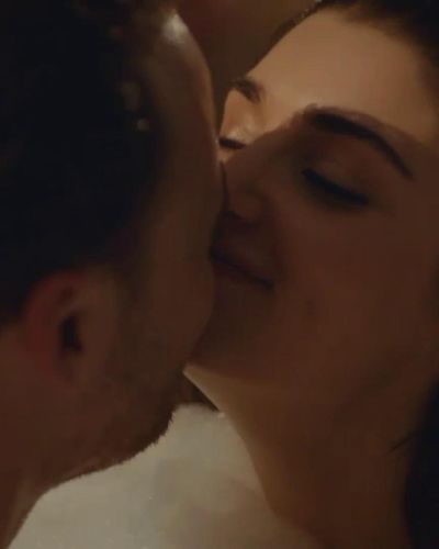 Hande Ercel seksi ifşa fotoğrafı 18 — Love Is In The Air (2020)