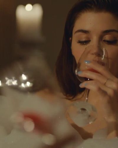 Hande Ercel seksi ifşa fotoğrafı 20 — Love Is In The Air (2020)