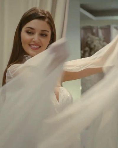 Hande Ercel seksi ifşa fotoğrafı 21 — Love Is In The Air (2020)