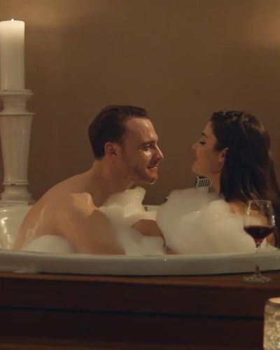 Hande Ercel seksi ifşa fotoğrafı 24 — Love Is In The Air (2020)