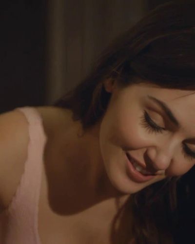 Hande Ercel seksi ifşa fotoğrafı 25 — Love Is In The Air (2020)