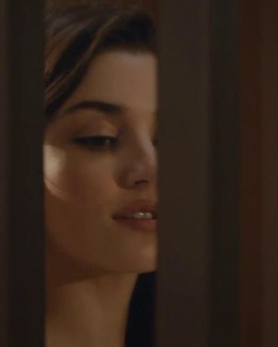 Hande Ercel seksi ifşa fotoğrafı 28 — Love Is In The Air (2020)