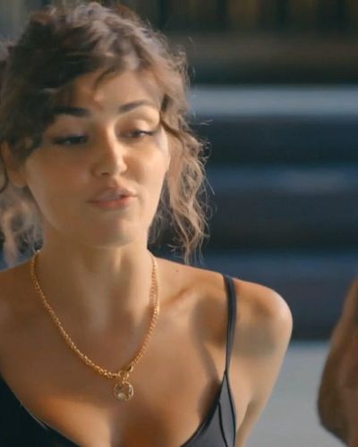 Hande Ercel seksi ifşa fotoğrafı 31 — Love Is In The Air (2020)