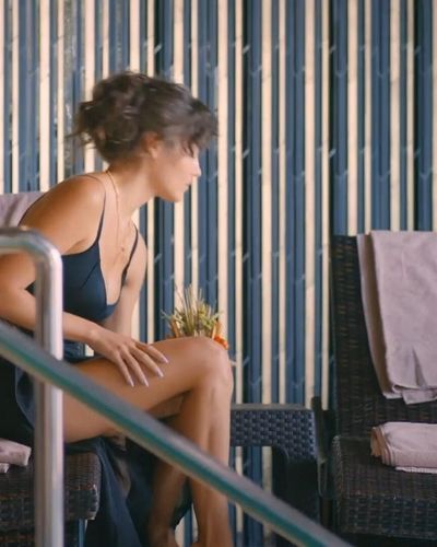 Hande Ercel seksi ifşa fotoğrafı 33 — Love Is In The Air (2020)