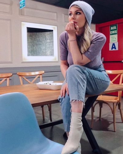 Hande Sarıoğlu seksi ifşa fotoğrafı 14