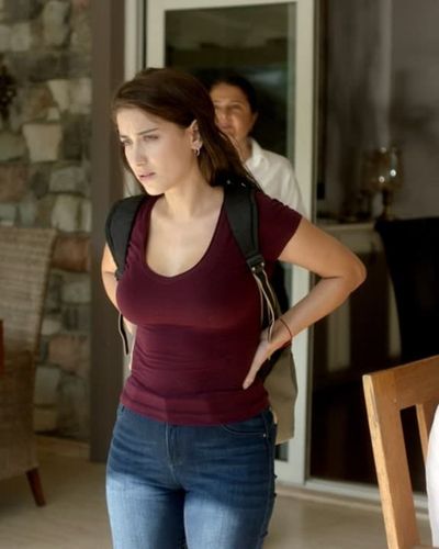 Hazal Kaya seksi ifşa fotoğrafı 461