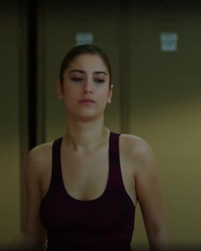 Hazal Kaya seksi ifşa fotoğrafı 48 — A.Ş.K. (2013)