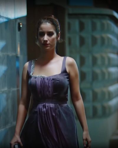 Hazal Kaya seksi ifşa fotoğrafı 50 — A.Ş.K. (2013)