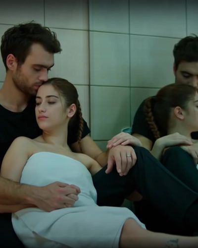Hazal Kaya seksi ifşa fotoğrafı 61 — A.Ş.K. (2013)