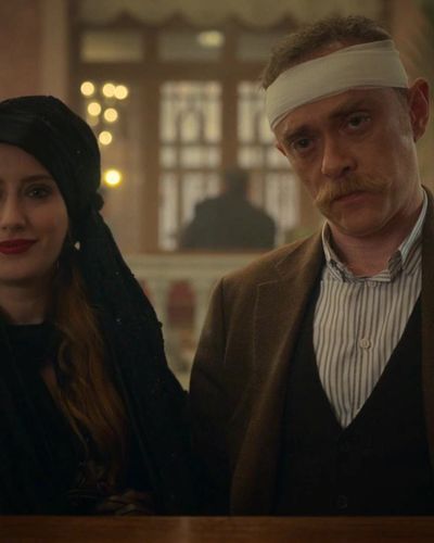 Hazal Kaya seksi ifşa fotoğrafı 2 — Pera Palas'ta Gece Yarısı (2022)