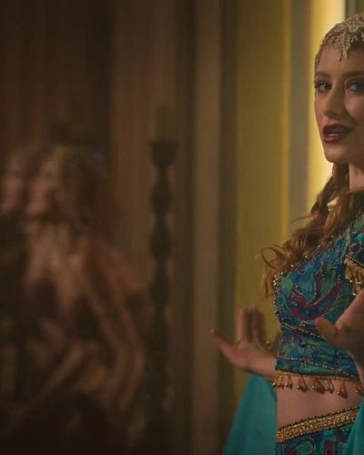 Hazal Kaya seksi ifşa fotoğrafı 9 — Pera Palas'ta Gece Yarısı (2022)