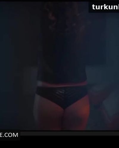 Hazal Türesan seksi ifşa fotoğrafı 3 — Tam Bir Centilmen (2024)