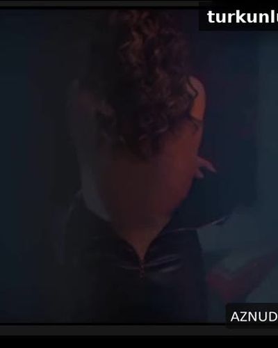 Hazal Türesan seksi ifşa fotoğrafı 7 — Tam Bir Centilmen (2024)