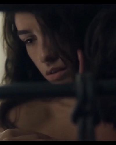Hazar Erguclu seksi ifşa fotoğrafı 18 — Sakli (2021)