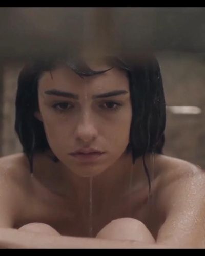 Hazar Erguclu seksi ifşa fotoğrafı 21 — Sakli (2021)