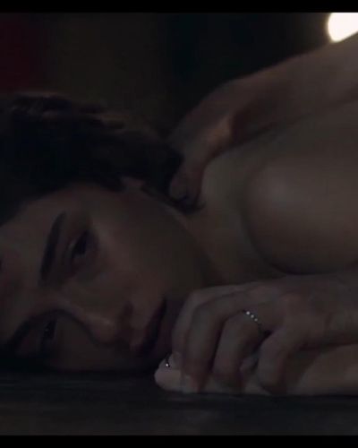 Hazar Erguclu seksi ifşa fotoğrafı 3 — Sakli (2021)