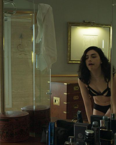 Hazar Erguclu seksi ifşa fotoğrafı 28 — The Protector (2018)